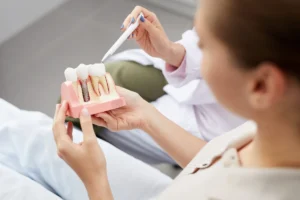 Implante dentário dói? Saiba como funciona o procedimento